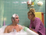Replay Un gars, une fille - S3E29 - Dans la salle de bain (7)