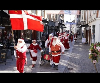 Replay Des Pères Noël envahissent les rues danoises pour le congrès annuel