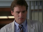 Replay Dr House - S03 E18 - Y a-t-il un médecin dans l'avion ?