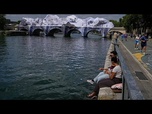 Replay La foule afflue vers la gigantesque grotte de JR sur le pont Neuf à Paris