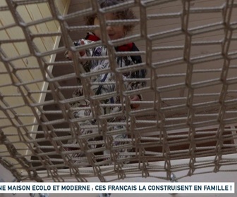 Replay Un jour, un doc week-end - Une maison écolo et moderne : ces Français la construisent en famille ! (2/2)
