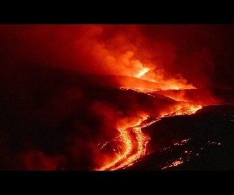 Replay Des touristes affluent vers l'Etna malgré les mises en garde sur la sécurité