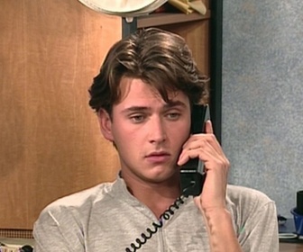 Replay Hélène et les garçons - S02 E37 - Le portrait