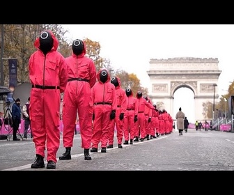 Replay Les fans de Squid Game dans un 1, 2, 3 Solieil géant sur les Champs-Elysées