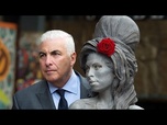 Replay Le père d'Amy Winehouse doit verser près d'un million de livres à ses amies