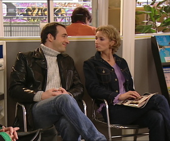 Replay Un gars, une fille - S3E123 - Dans la file d'attente (3)