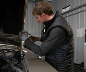 Replay Top Mecanic : 5 jours pour restaurer une épave - S5E2 - Jour 2 - Le duel des animateurs RMC : Aurélien vs Nicolas