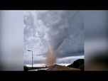 Replay Une vidéo montre une tornade se former au-dessus d'un village en France
