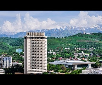 Replay Entre montagnes, art et vie urbaine : cette ville a tout pour plaire