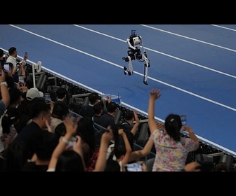 Replay Jeux de robots à Pékin : des humanoïdes s'alignent en sprint, football et tai-chi