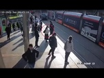 Replay Sauvée in extremis : une femme évite tout juste d'être écrasée par un tramway