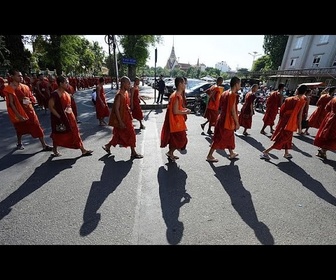 Replay Les moines cambodgiens rendent hommage aux soldats tués lors des affrontements frontaliers avec...