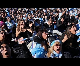 Replay Des supporters argentins chantent et dansent après la remontée contre l'Égypte au Mondial