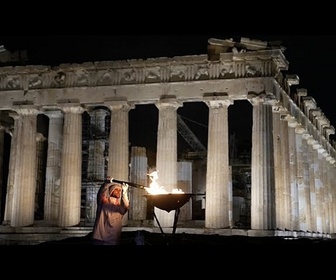 Replay La flamme olympique illumine le Parthénon avant de rejoindre les JO d'hiver de Milan-Cortina