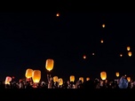Replay Birmanie : des centaines de lanternes illuminent le ciel de Bagan