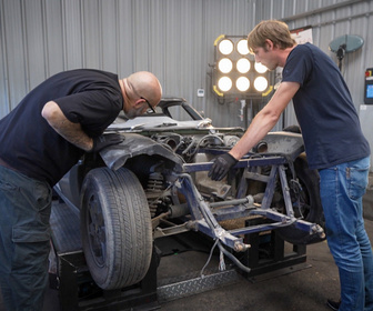 Replay Top Mecanic : 5 jours pour restaurer une épave - S8E7 - Jour 2 - Wheeler Dealers vs. Vintage Mecanic