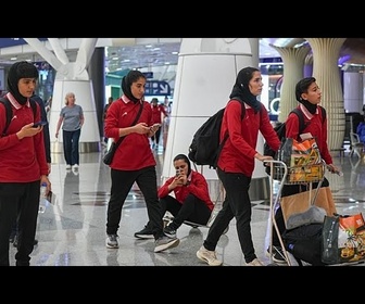 Replay L'équipe féminine iranienne de football aperçue à l'aéroport malaisien avant son retour