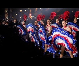 Replay Les danseuses du Moulin Rouge célèbrent l'arrivée du Tour de France à Paris