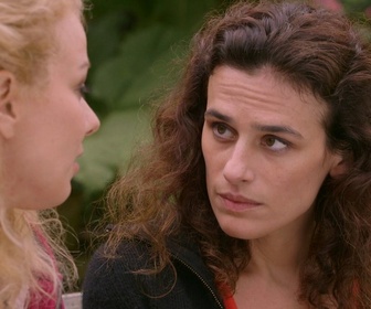 Replay Petits secrets entre voisins - S03 E19 - Les photos dénudées