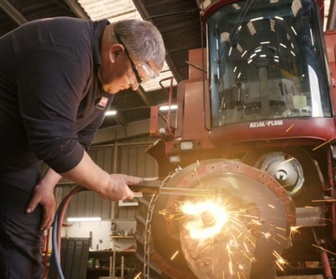 Replay Mécaniques agricoles - S3E2 - Réparation XXL avant la récolte