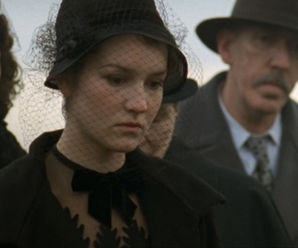 Replay Les petits meurtres d'Agatha Christie - S1E3 - La plume empoisonée