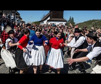 Replay Pâques en Hongrie : à Hollókő, les femmes arrosées à grands seaux d'eau