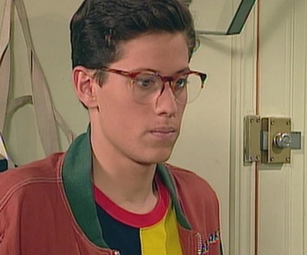 Replay Premiers baisers - S04 E20 - Départs en chaîne