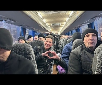 Replay Nous étions des prisonniers étrangers : 89 opposants bélarus libérés par Minsk sont arrivés à...