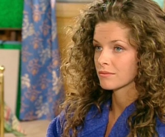 Replay Hélène et les garçons - S10 E08 - L'union fait la force