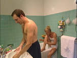 Replay Un gars, une fille - S3E7 - Dans la salle de bain (5)