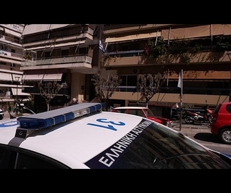 Replay Grèce : un jeune homme comparaît pour le meurtre d'une femme retrouvée dans une valise