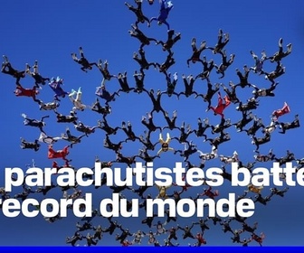 Replay L'image du jour - 151 parachutistes battent le record du monde du saut en équipe