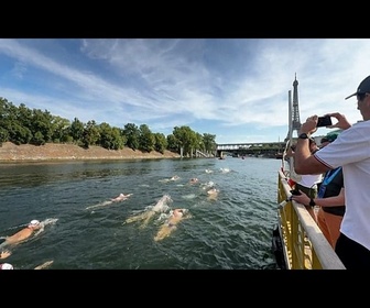 Replay France : des centaines de nageurs plongent dans la Seine pour la première course en 80 ans