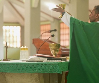 Replay Focus - Indonésie : à Florès, l'île aux prêtres qui concentre les vocations