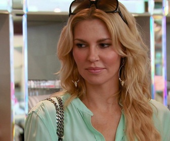 Replay Les real housewives de Beverly Hills - S4 E9 - Devine qui vient diner ?