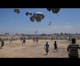 Replay La foule, dans une ruée chaotique, se précipite vers l'aide parachutée à Gaza