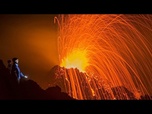 Replay Des coulées de lave atteignent l'océan à La Réunion, une première en près de 20 ans
