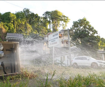 Replay Élément Terre, le reportage - 70 % de l'eau de Guadeloupe n'atteint jamais les robinets : 80 000 habitants privés d'eau.