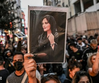 Replay Enquête exclusive - Iran : voyage clandestin au pays des mollahs