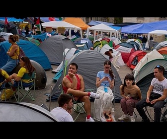 Replay Les militants du logement à Madrid occupent une agence lors de protestations contre les expulsions