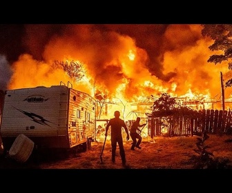Replay Un incendie ravage des maisons dans une ville historique de la ruée vers l'or en Californie