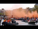 Replay Des milliers de personnes envahissent les rues et les canaux d'Amsterdam pour l'anniversaire du roi