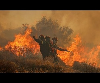 Replay En images, les pompiers luttent contre un important incendie de forêt sur l'île grecque de Crète