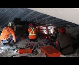 Replay Les équipes de secours recherchent des survivants après l'effondrement d'une école à Java oriental