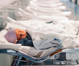 Replay 28 minutes - Baisse de la natalité : des bébés à tout prix ?