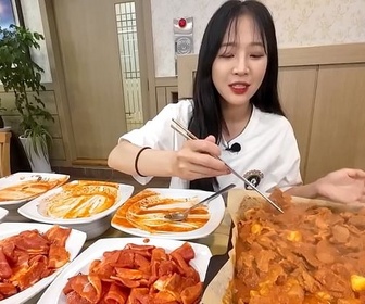 Replay Mukbang : le show des goinfres - Le dessous des images