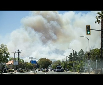 Replay Un incendie de forêt progresse dans les collines du sud de la Californie
