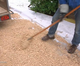 Replay Un jour, un doc week-end - En famille, ils construisent la maison de leurs rêves (2/2)