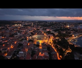 Replay La ville antique de Pula transformée par l'art lumineux contemporain