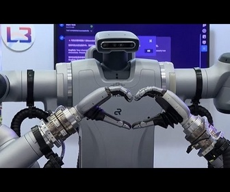 Replay Une entreprise taïwanaise présente un nouveau véhicule électrique et un robot humanoïde barista